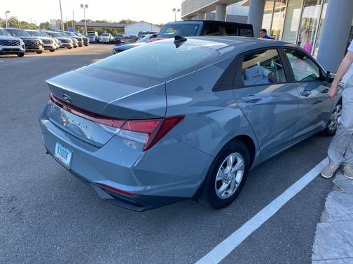 2022 Hyundai ELANTRA SE