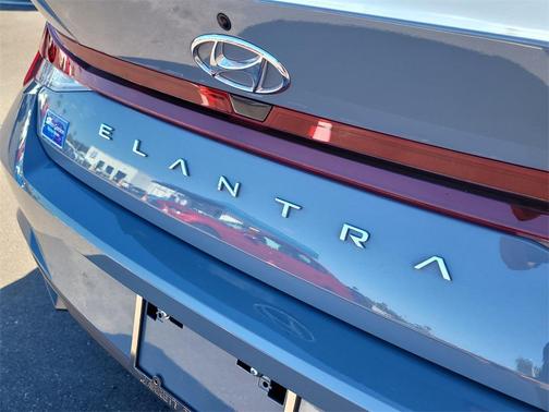 2022 Hyundai ELANTRA SE