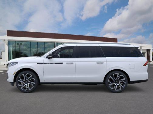 Star White Metallic Tri-Coat 2026 Lincoln Navigator Black Label