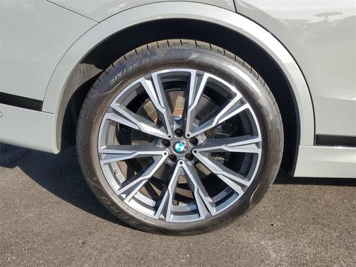 2022 BMW X7 M50i