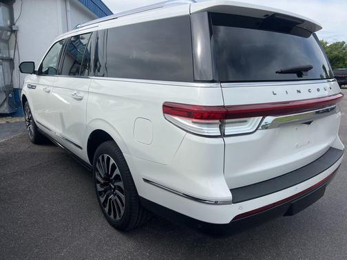 Pristine White Metallic Tri-Coat 2023 Lincoln Navigator Black Label