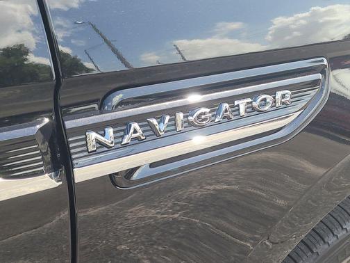 Infinite Black Metallic Clearcoat 2024 Lincoln Navigator Reserve