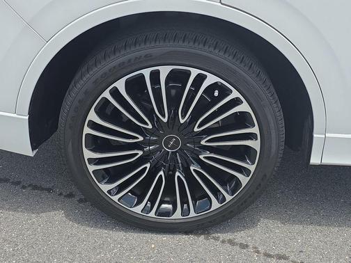 Pristine White Metallic Tri-Coat 2024 Lincoln Aviator Black Label AWD
