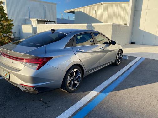 2022 Hyundai ELANTRA SEL