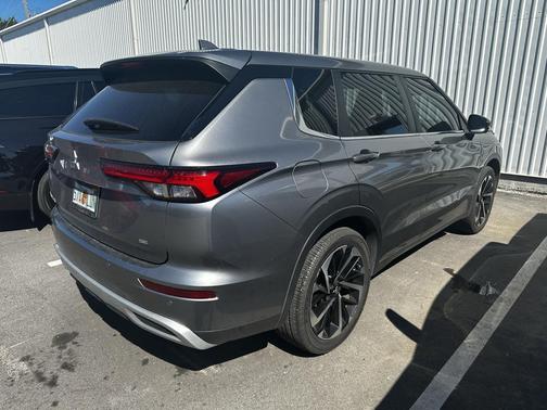 2022 Mitsubishi Outlander SE