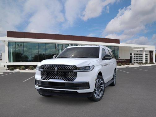 Star White Metallic Tri-Coat 2026 Lincoln Navigator Premiere