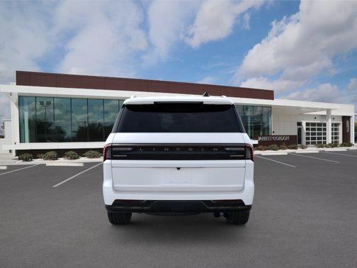 Star White Metallic Tri-Coat 2026 Lincoln Navigator Premiere