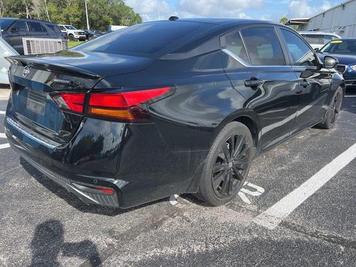 Super Black 2022 Nissan Altima SR FWD