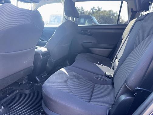 2021 Toyota Highlander LE