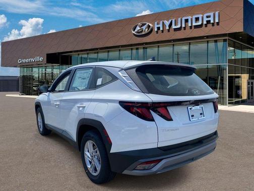 White Pearl 2026 Hyundai TUCSON SE