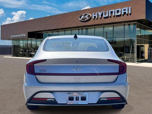 Shimmering Silver Pearl 2022 Hyundai SONATA SE