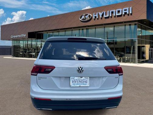 White Silver Metallic 2018 Volkswagen Tiguan 2.0T SE