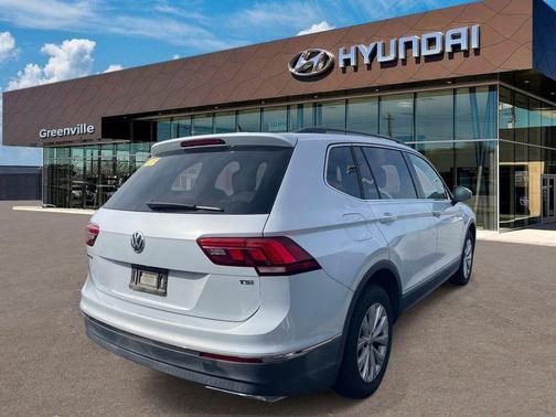 White Silver Metallic 2018 Volkswagen Tiguan 2.0T SE