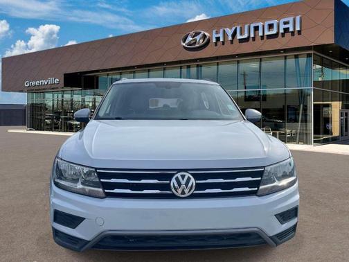 White Silver Metallic 2018 Volkswagen Tiguan 2.0T SE