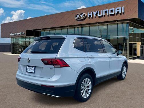 White Silver Metallic 2018 Volkswagen Tiguan 2.0T SE