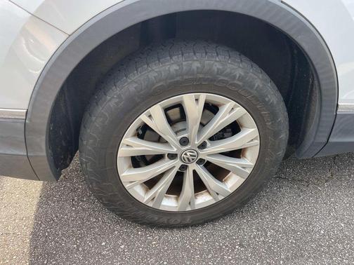 White Silver Metallic 2018 Volkswagen Tiguan 2.0T SE