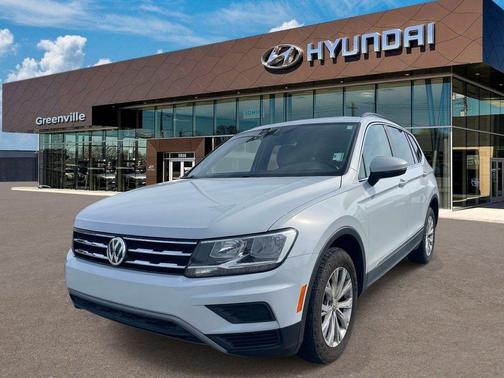 White Silver Metallic 2018 Volkswagen Tiguan 2.0T SE