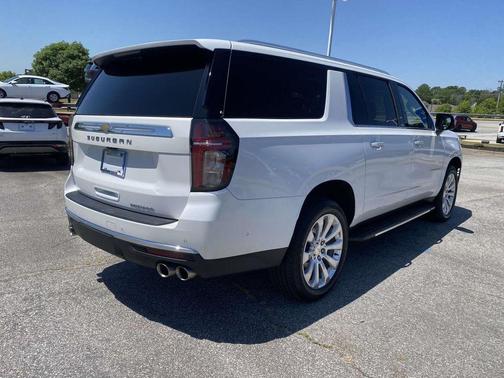 Iridescent Pearl Tricoat 2023 Chevrolet Suburban Premier