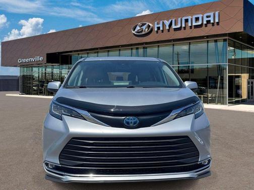 Celestial Silver Metallic 2021 Toyota Sienna XLE