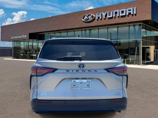 Celestial Silver Metallic 2021 Toyota Sienna XLE