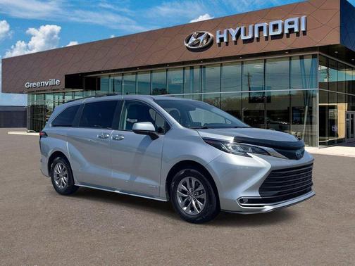 Celestial Silver Metallic 2021 Toyota Sienna XLE