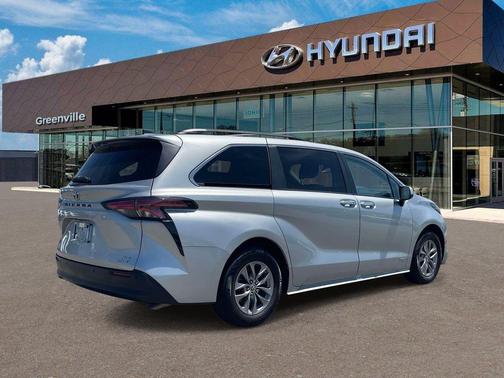 Celestial Silver Metallic 2021 Toyota Sienna XLE