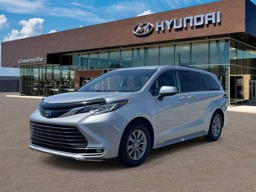 Celestial Silver Metallic 2021 Toyota Sienna XLE