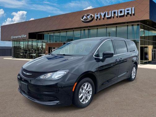 Brilliant Black Crystal Pearlcoat 2023 Chrysler Voyager LX