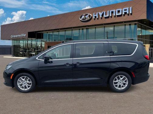 Brilliant Black Crystal Pearlcoat 2023 Chrysler Voyager LX