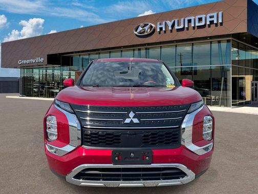 Red 2022 Mitsubishi Outlander SE