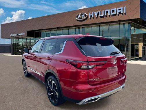 Red 2022 Mitsubishi Outlander SE