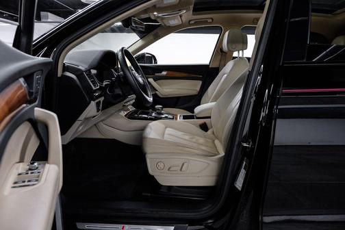 Mythos Black Metallic 2022 Audi Q5 45 S line quattro Premium