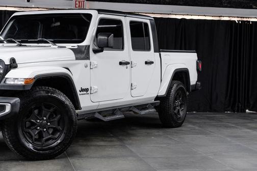 Bright White Clearcoat 2020 Jeep Gladiator Overland