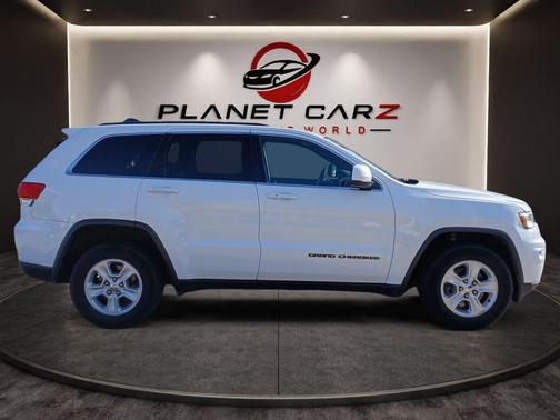Bright White Clearcoat 2017 Jeep Grand Cherokee Laredo