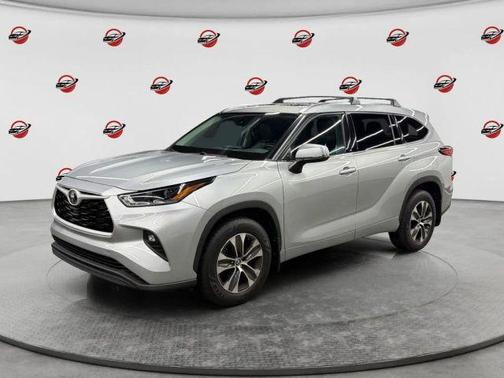 Celestial Silver Metallic 2021 Toyota Highlander XLE