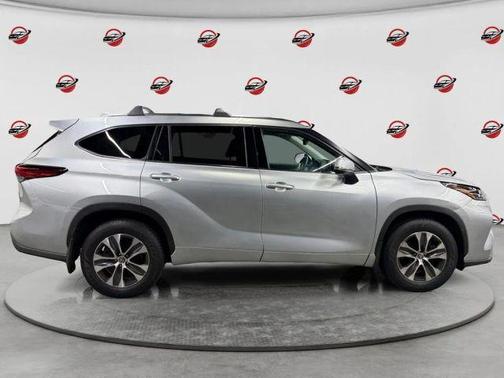 Celestial Silver Metallic 2021 Toyota Highlander XLE
