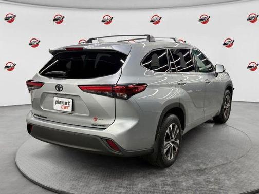 Celestial Silver Metallic 2021 Toyota Highlander XLE