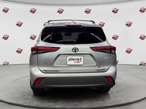 Celestial Silver Metallic 2021 Toyota Highlander XLE