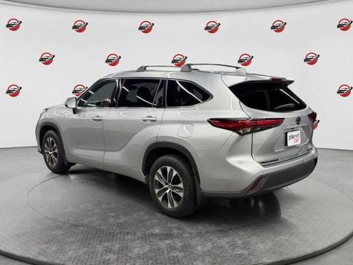 Celestial Silver Metallic 2021 Toyota Highlander XLE