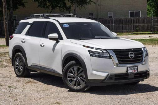 2022 Nissan Pathfinder SV