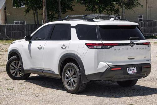 2022 Nissan Pathfinder SV