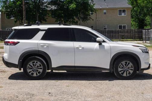 2022 Nissan Pathfinder SV