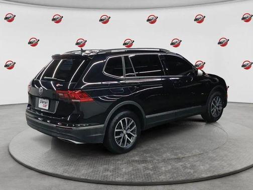 Deep Black Pearl Effect 2020 Volkswagen Tiguan 2.0T SE
