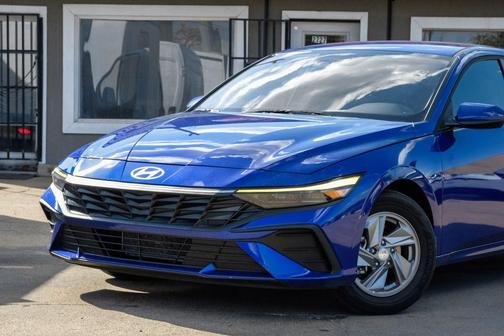 2025 Hyundai ELANTRA SE