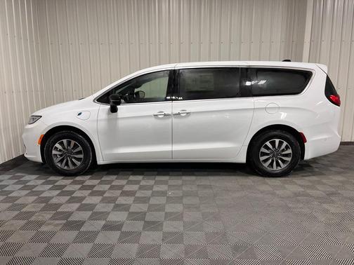 2025 Chrysler Pacifica Hybrid Select