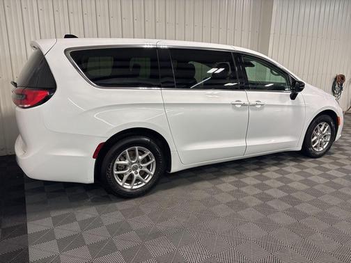 2024 Chrysler Pacifica Touring-L