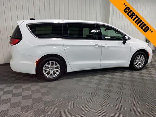 2023 Chrysler Pacifica Touring-L