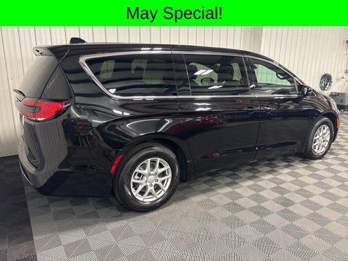 Diamond Black 2026 Chrysler Pacifica Select