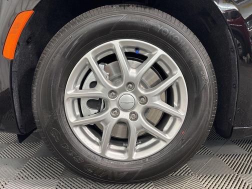 Diamond Black 2027 Chrysler Pacifica SELECT