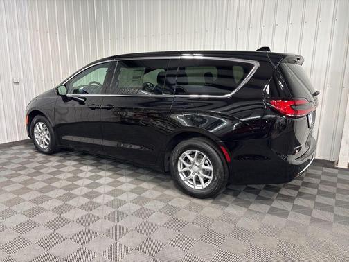 Diamond Black 2027 Chrysler Pacifica SELECT